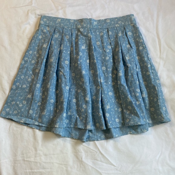 Floral Mini Skirt Size Medium - Picture 2 of 6